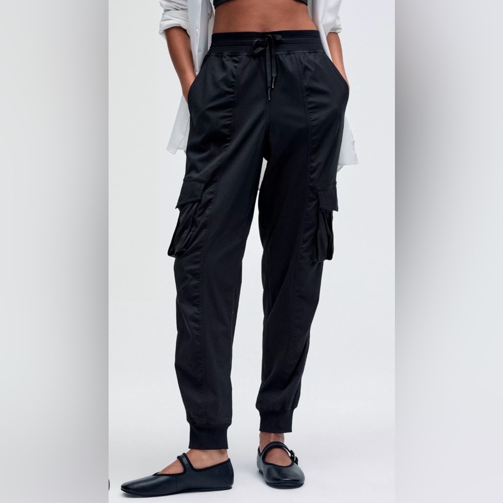 lululemon athletica womens Cargo jogger Pants
Like new, tags removed didn’t fit. - Picture 2 of 5